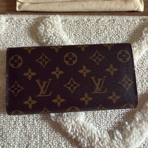 Louis Vuitton Monogram Canvas Inventeur Trunks & Lock Sarah Wallet - Picture 4 of 14